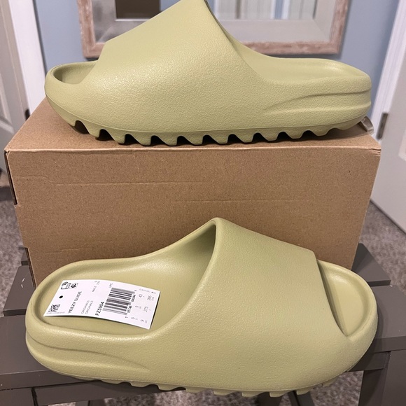 YEEZY SLIDE - Picture 1 of 7